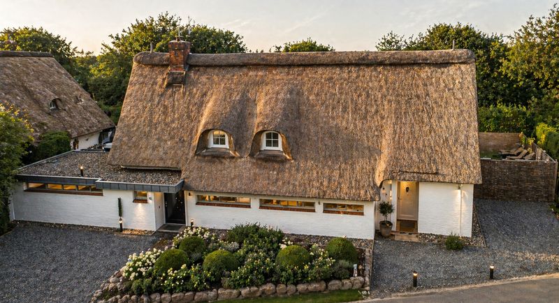 NEUER PREIS: Reetdachhaus mit 3 FeWos in SPO-sofort nutzbares Invest, bis zu 90.000 € Einnahme